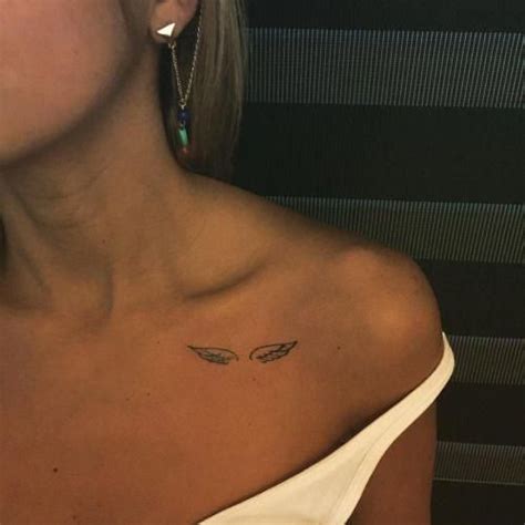 tatuajes pequeños clavicula|Tatuajes pequeños clavicula